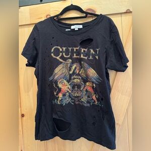 Graphic band tee.